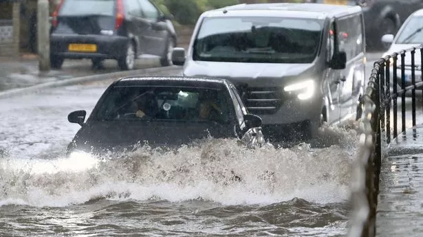 暴雨过后，英国部分地区发布了64个洪水警报，英国被洪水淹没