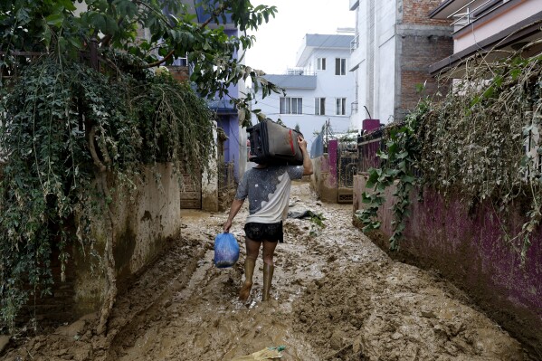 尼泊尔发生洪水和山体滑坡，造成217人死亡，救援人员在搜救失踪人员